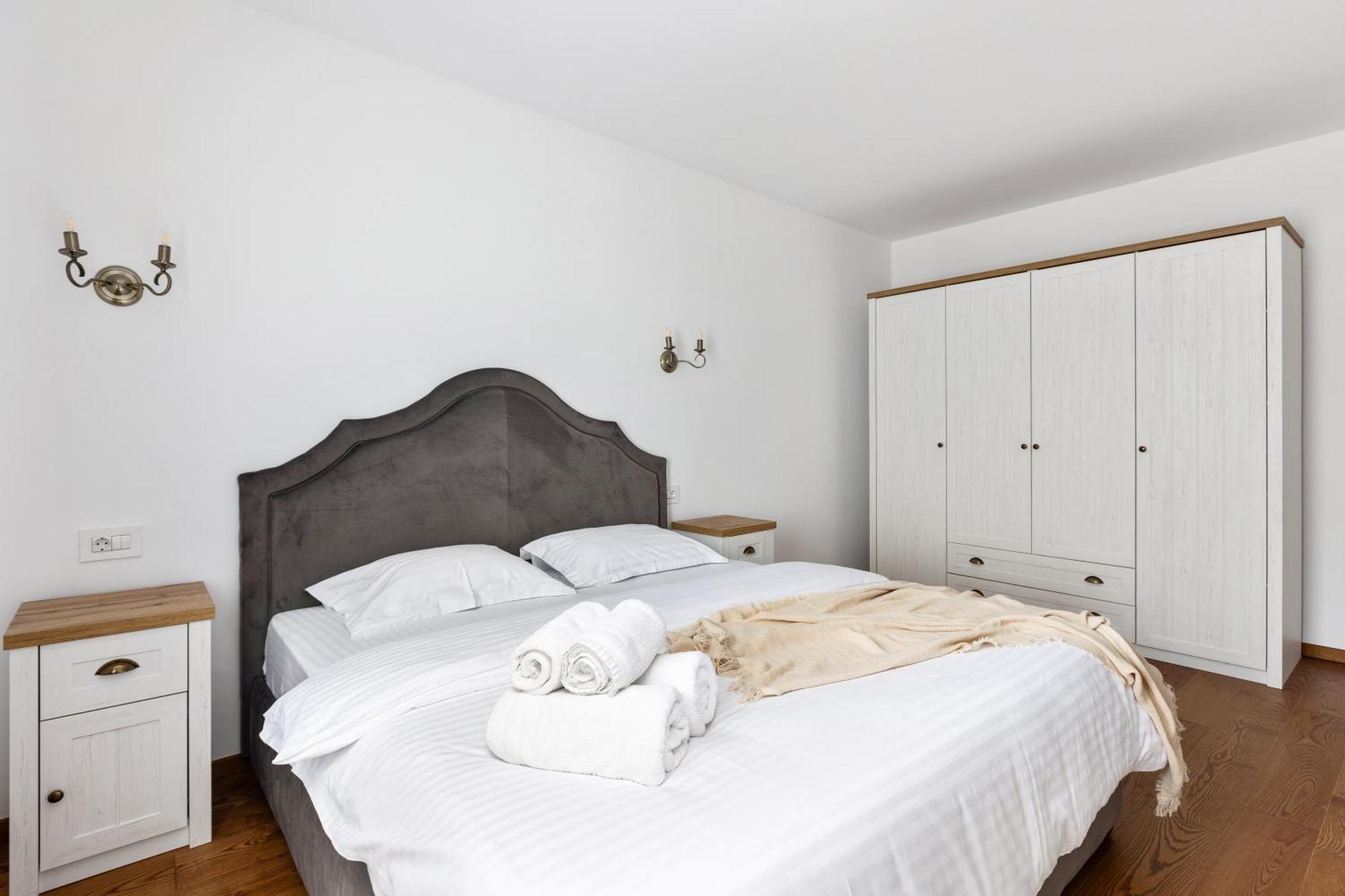 Peak Aparthotel - Old Town - By Cityhost Brasov Exterior photo
