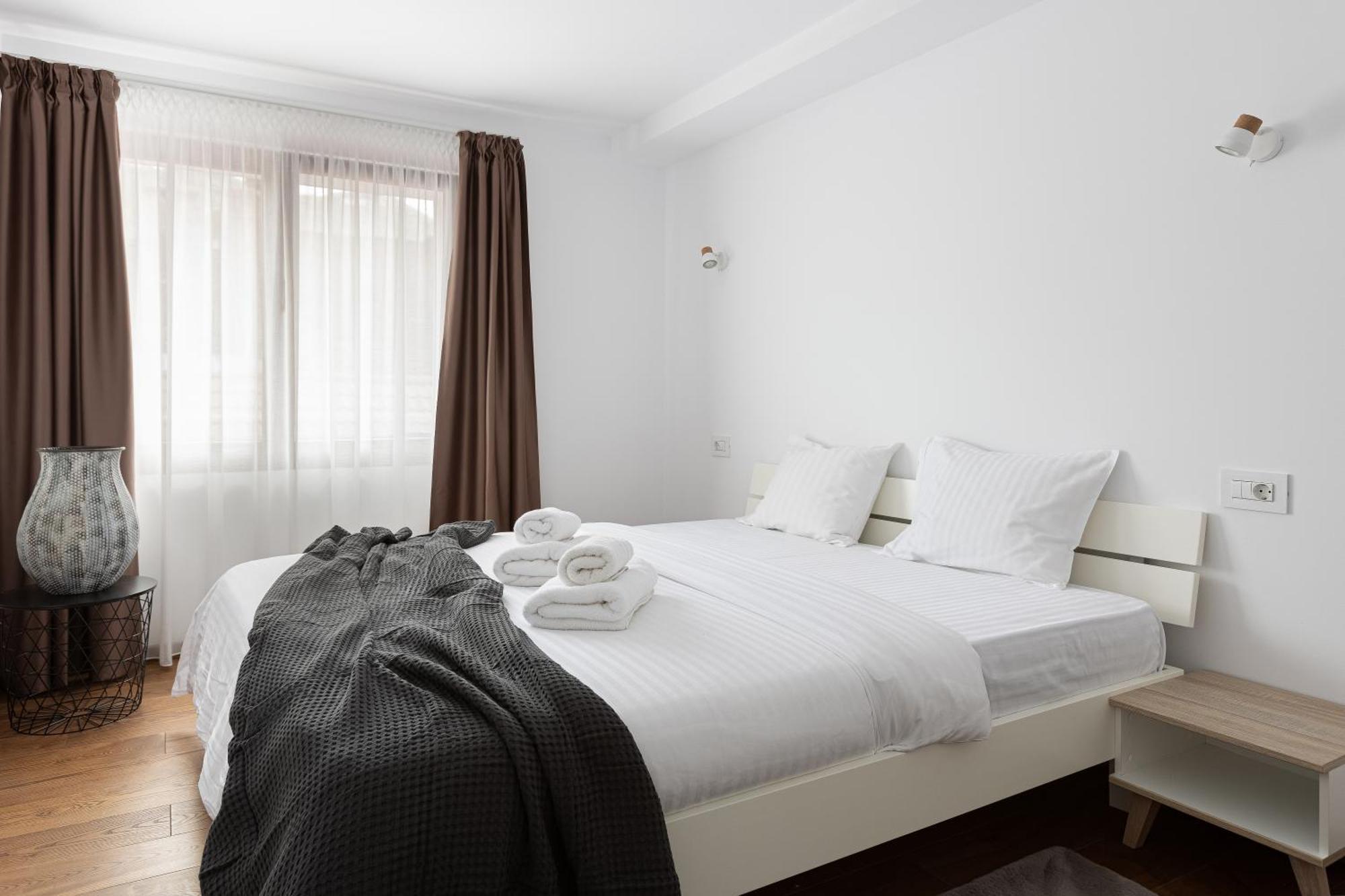 Peak Aparthotel - Old Town - By Cityhost Brasov Exterior photo